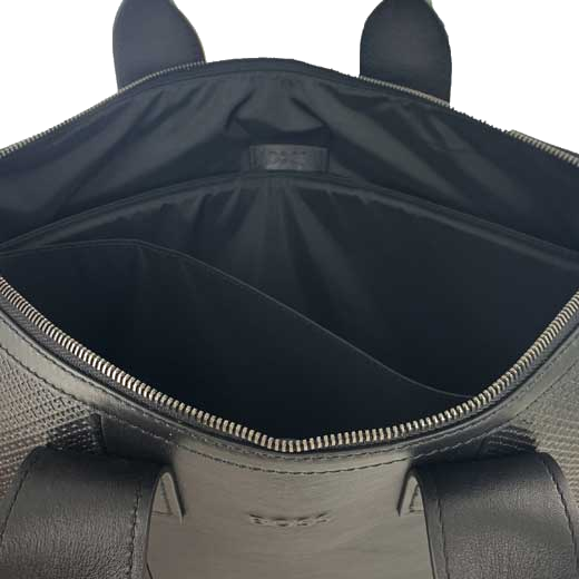 This Hugo Boss black leather bag comes with a open zipped compartment.