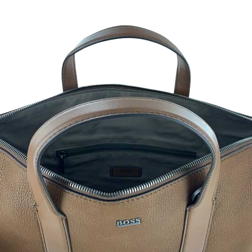 This Hugo Boss slim bag comes with a main zipped compartment.