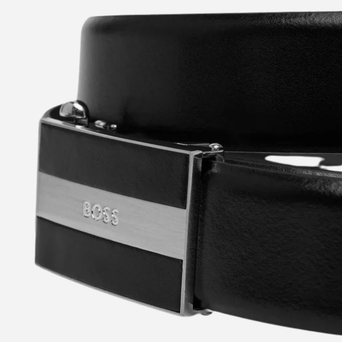 Close up of the buckle on the BOSS Men’s Icon Leat Smooth Black Leather Belt with Plaque Buckle.