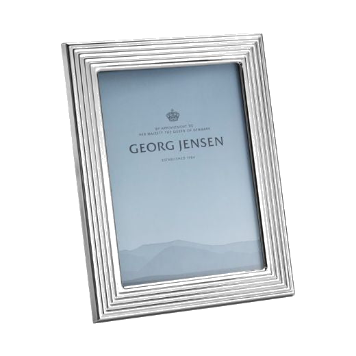 This Bernadotte Medium Picture Frame 5x7" by Georg Jensen looks great in any room and shows off a photo whilst adding a modern and classic feel.