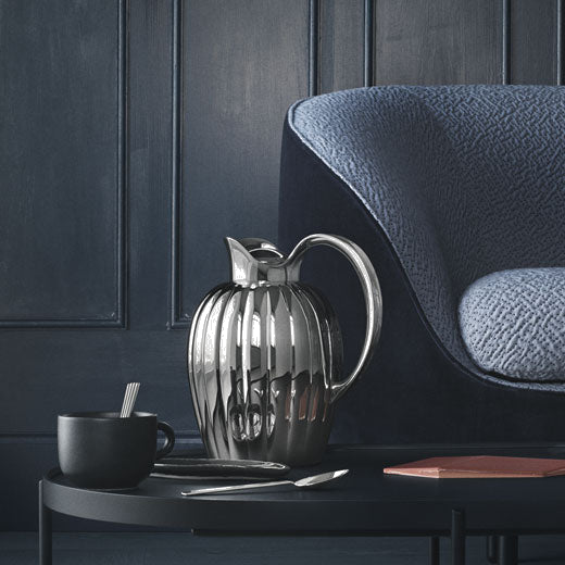This Georg Jensen Stainless Steel Bernadotte 1L Thermo Jug features a push stopper.
