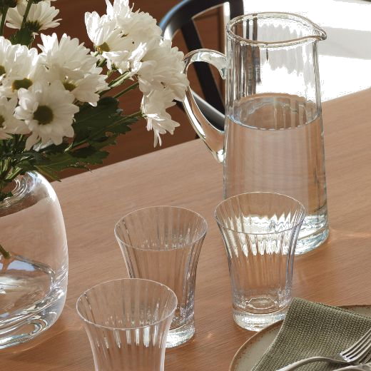 This LSA Aurelia Clear Glass Fluted Jug 1.9 L has a simple fluted spout and hand applied handle.