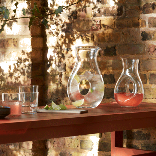This LSA international Ono Jug 1.2L Clear is great for serving water during dinner.