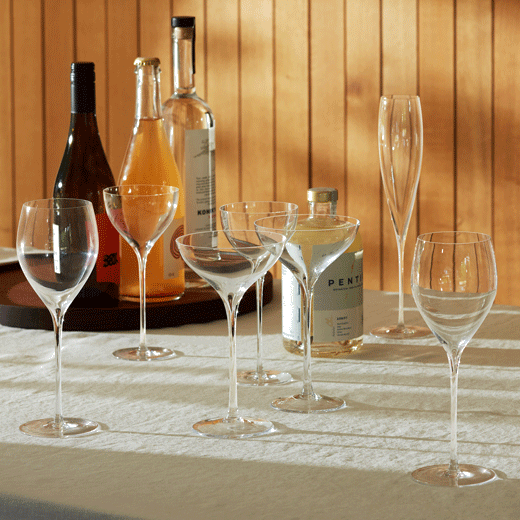 This Savoy Red Wine Glass 590 ml Set of 2 by LSA International would be great as a gift during Christmas.