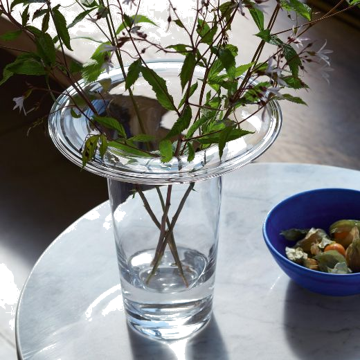 This Victoria Clear Glass Vase Lantern 45 cm by LSA is a simple yet modern design and is made out of mouth blown glass.