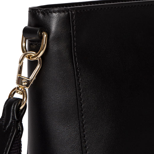 This Paul Smith Black Leather Wash Bag with Painted Stripe Detailing has been crafted out of soft leather.