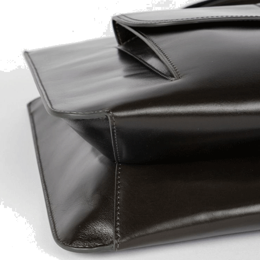 This Brown Double Leather 'Signature Stripe' Bag by Paul Smith is made out of 100% calf leather in a dark brown shade.
