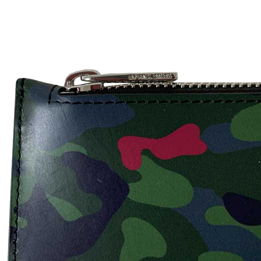 This camo print Paul Smith coin purse comes with a branded zip closure.