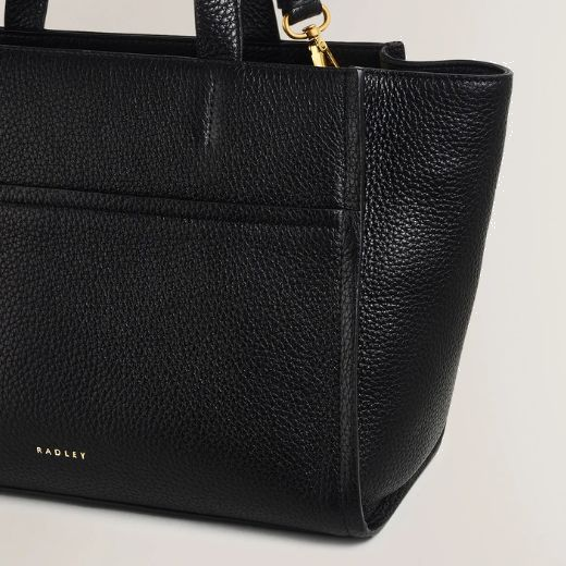 This Oak Street Black Leather Zip-Top Medium Grab Bag has a front slip pocket that allows you to stay organised.