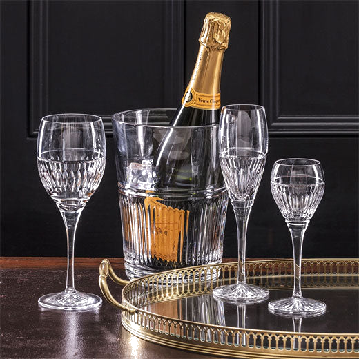 These Royal Scot Crystal Art Deco 2 x 33cl Large Wine Glasses are a great addition to your home bar.