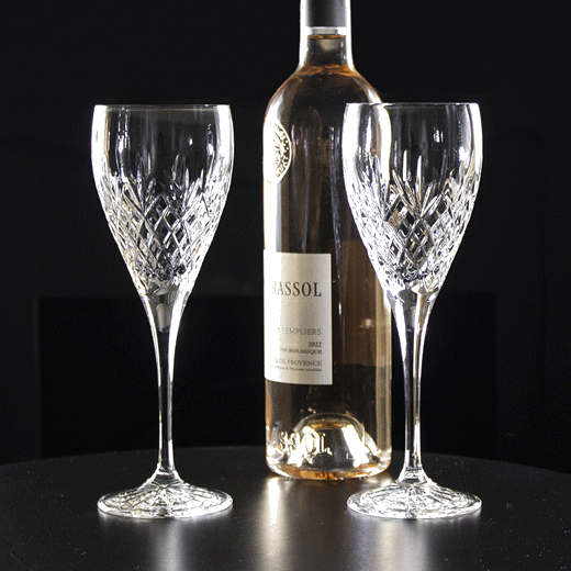 Royal Scot Crystal's Edinburgh 2 x 25cl Wine Glasses comes in a blue lined gift box with satin.