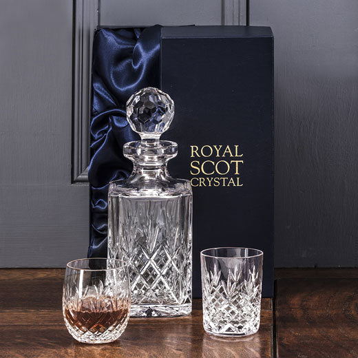 These Royal Scot Crystal Edinburgh 2 x 35cl Gin & Tonic Barrel Tumblers can be engraved on the day of purchase.