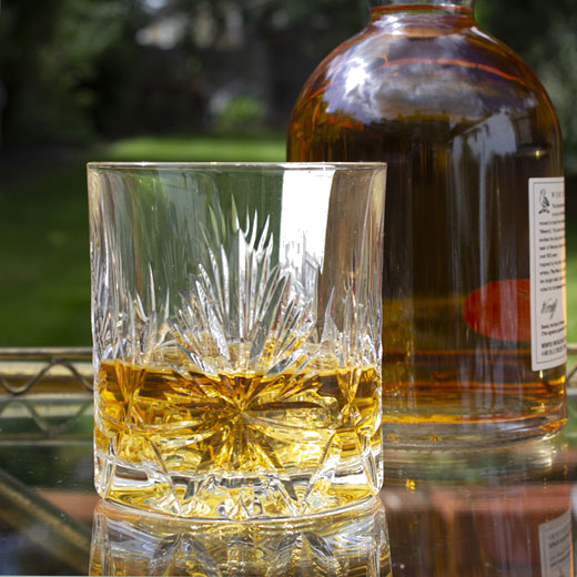 This Royal Scot Crystal Edinburgh Star 38cl Single 'On the Rocks' Tumbler is perfect for everyday use.
