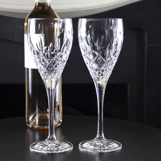 These Royal Scot Crystal London 2 x 30cl Wine Glasses come in a branded box.