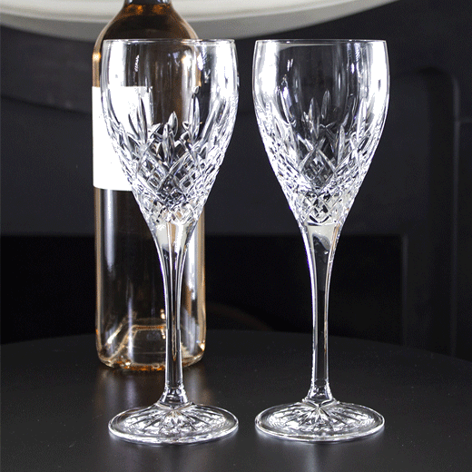 These Royal Scot Crystal London 4 x 30cl Wine Glasses come presented in a blue box.