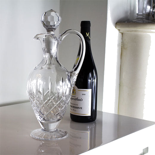 This Royal Scot Crystal London 80cl Handled Wine Decanter features a wine stopper.