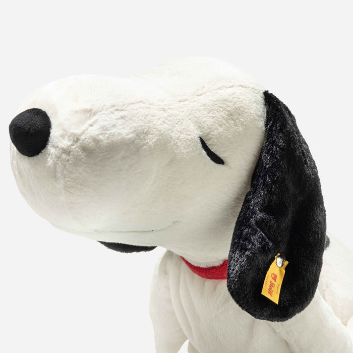 Close up of the Steiff 43 cm Sleeping Snoopy.