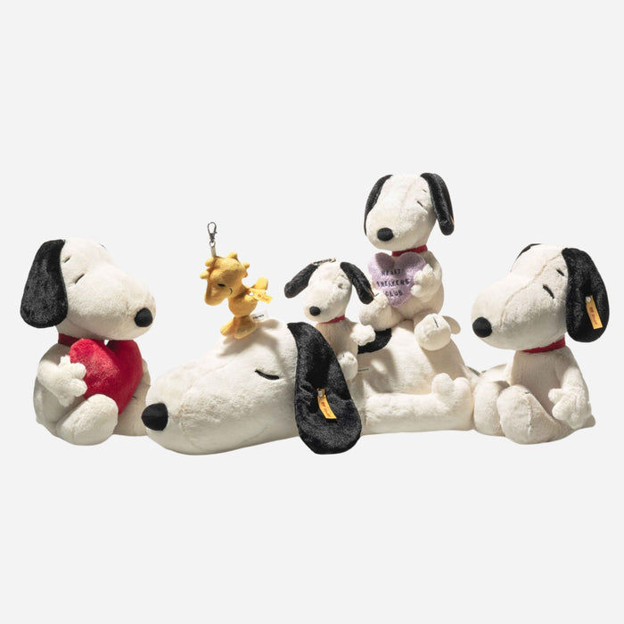 The Steiff Snoopy family, including the Steiff 43 cm Sleeping Snoopy.
