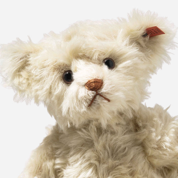 Close up of the 1925 Teddy Bear Replica 33 cm.