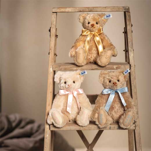 The Steiff birth bears come with either a blue or a pink scarf.